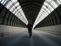 ���H�̐^�񒆂ɎO�r���Ă�