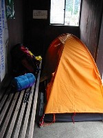 �o�X��Ƀe���g�𒣂�