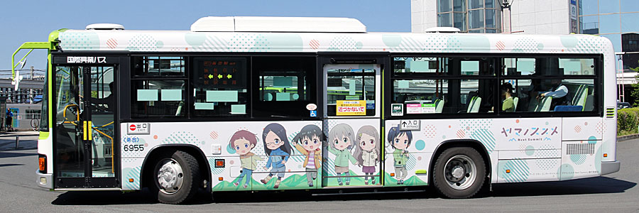 「ヤマノススメ」ラッピングバス４号車　公式側