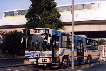 新杉田駅前　横浜交通開発車