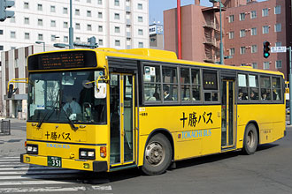 〔帯広２２う３５１〕　日野ＫＣ－ＨＵ２ＭＭＣＡ（１９９７年）