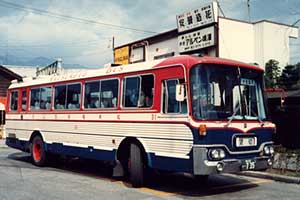 穂高駅前に待機する中房温泉行