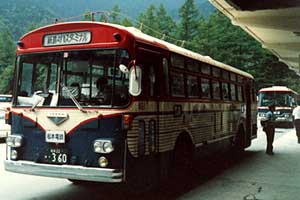 上高地バスターミナルで客を待つ新島々行