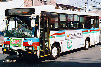 〔伊豆200か86〕　いすずＫＣ－ＬＲ３３３Ｊ（１９９９年）