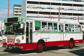 〔高２２か８１３〕　三菱ふそうＫ－ＭＰ５１８Ｍ（１９８３年）