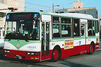 〔高知２００か５２〕　三菱ふそうＫＫ－ＭＫ２６ＨＦ（２００２年）