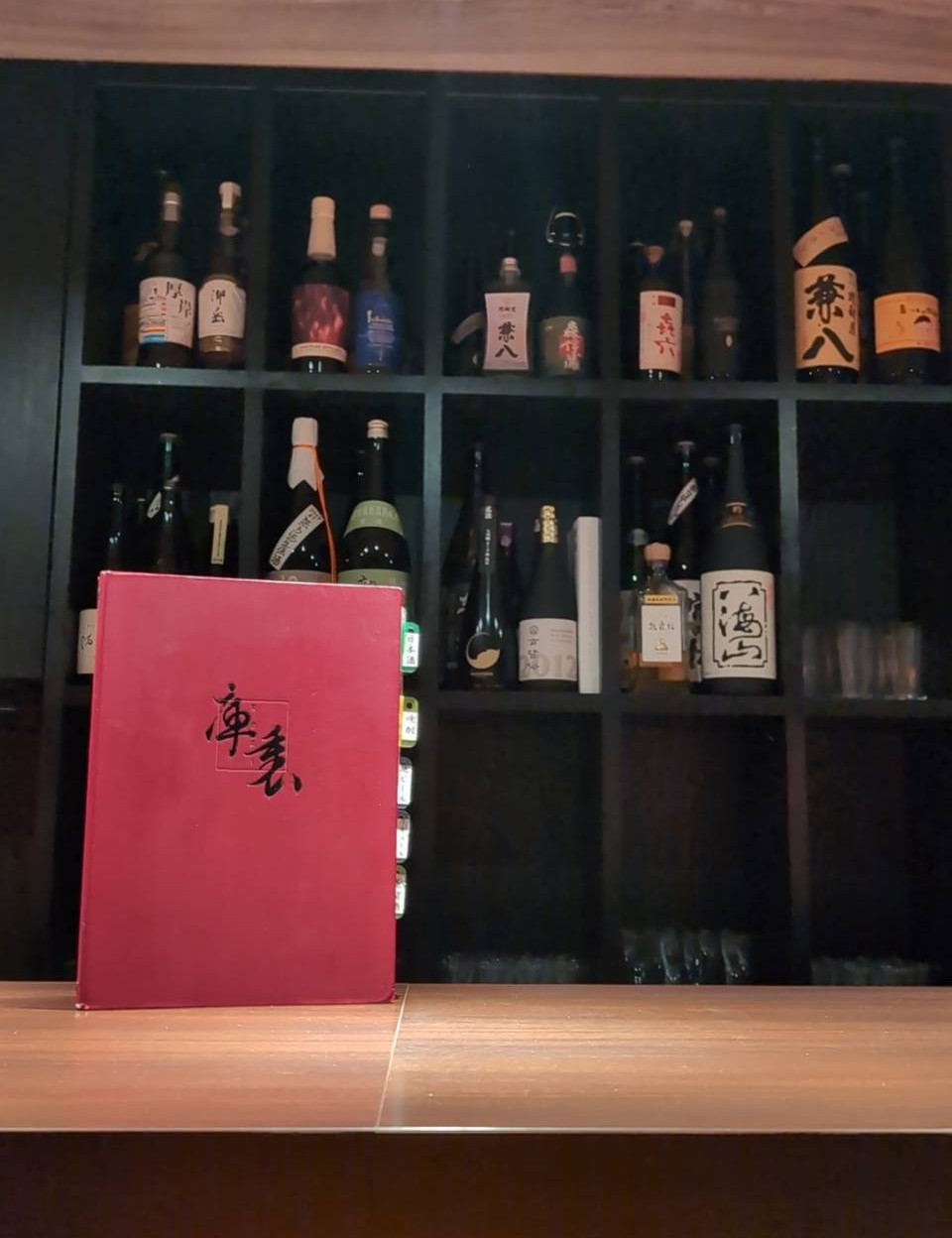 銀座店 内装とロゴ