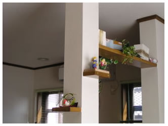 小さな棚を付けてインテリアのポイントに