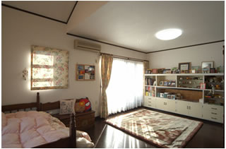 娘さんの部屋は増築部分を勾配天井にして空間に広がりを持たせました