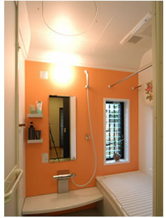 �o�X���[���̕ǂɂ͖��邢�I�����W�F���g���āA