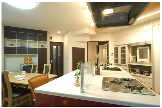 カウンターを備えたオーダーメイド感覚のキッチンが誕生しました。