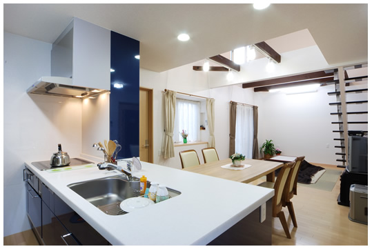 �u�C���e���A�͂Ƃɂ������邭�v�Ƃ����R���Z�v�g�̌��ɁA���邢�J���[�R�[�f�B�l�[�g�Ŏd�オ�����l�l�@