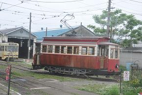 毎週火、水曜日が車両点検日の為運休、駒場車庫前で撮影