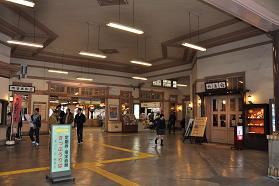 JR門司港駅構内、右側に沙舞館がある