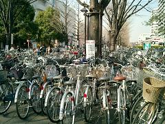 平日の駅前