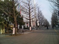 日曜日の駅前