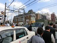 千歳烏山駅東側の横断歩道を、反対側から見た状況