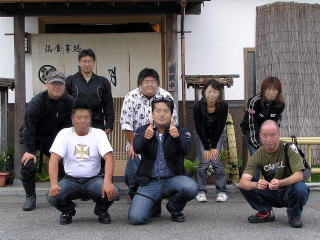 ���֑O�ŋL�O�B�e