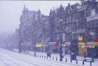 駅前の大通りは雪