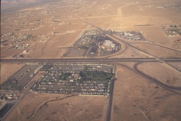 砂漠の中に作られた住宅地