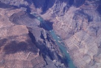 谷間を流れるコロラド川