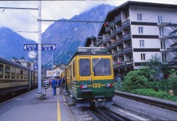 左はベルン行き、右が最初に乗る登山電車