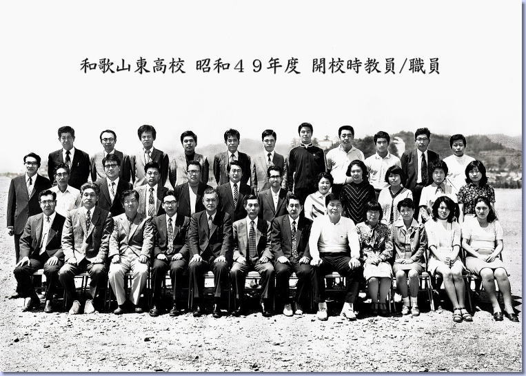 �������E��