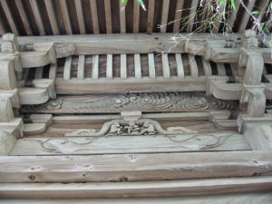 後にある日吉神社の神の使いの猿の彫刻