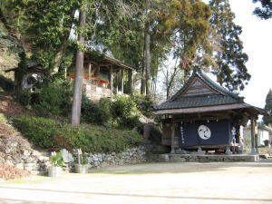 日吉神社の拝殿と階段上の神殿