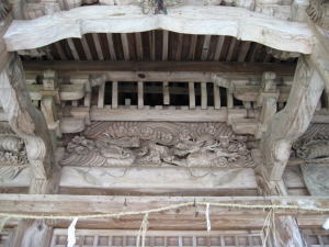 神殿正面の軒下にある二匹の龍