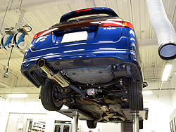 装着完了!愛車がリフトアップされてます。