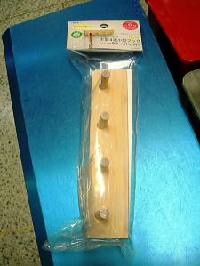 石膏ボード用木製4連小型フック