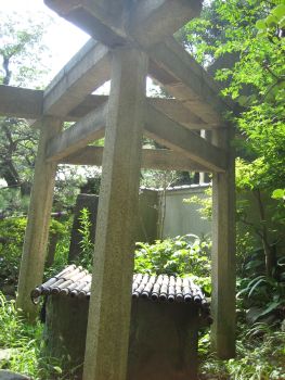 三囲神社の三柱鳥居と井戸