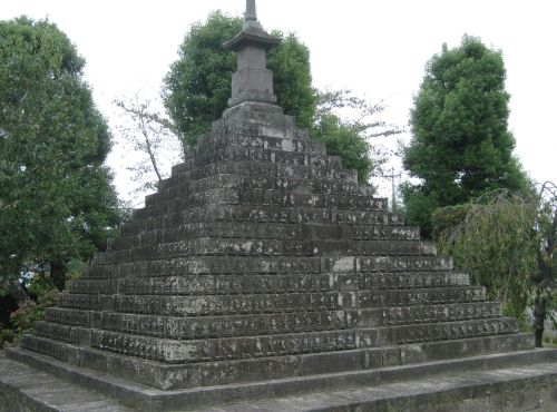 明王院のピラミッド