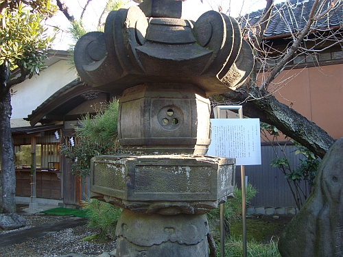 三囲神社の灯篭