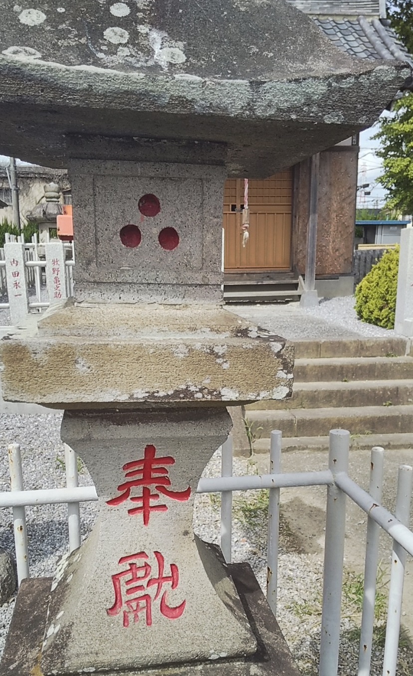 神明神社の紅色三つ穴灯篭 鳥居を背にして左