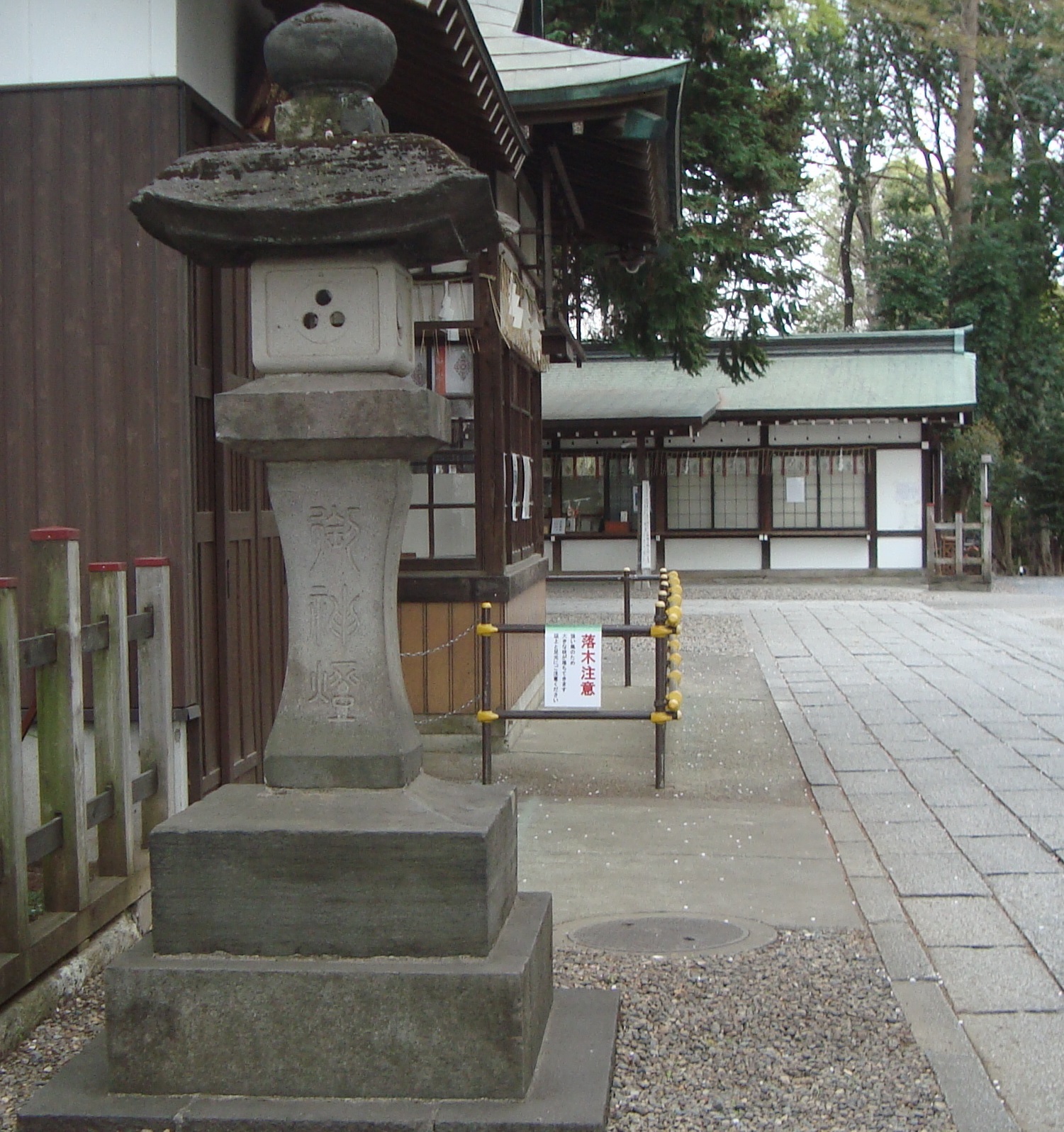 浦和区の調神社の三つ穴灯篭