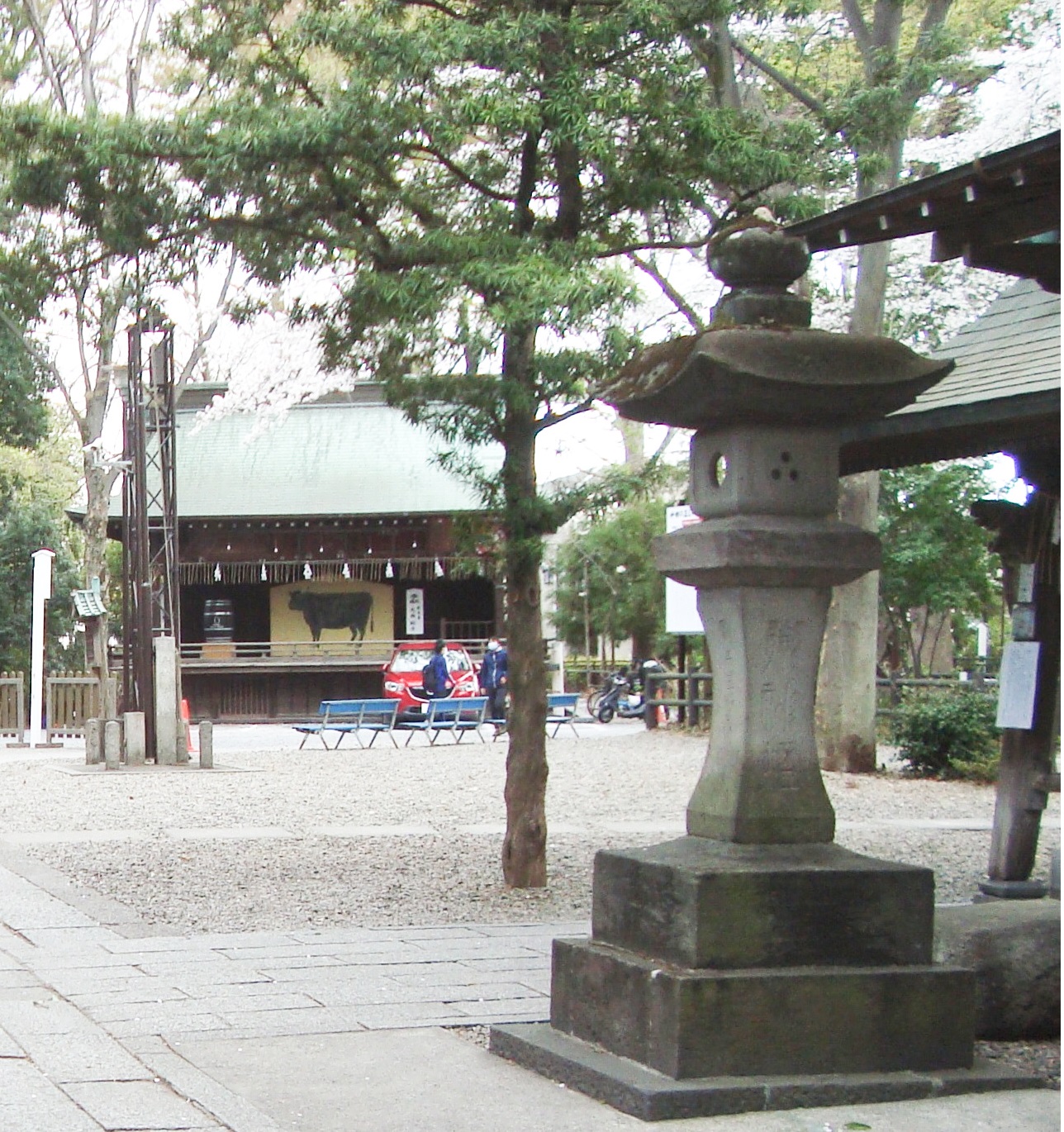 浦和区の調神社の三つ穴灯篭 手水舎の隣