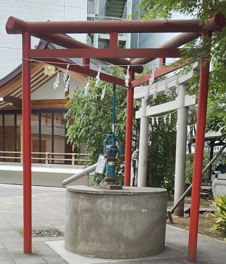 鳴子稲荷神社の三柱鳥居と井戸