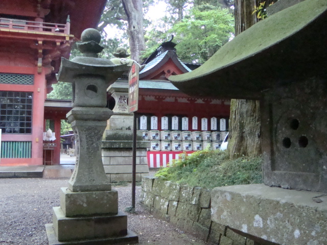 鹿島神宮の普通の三つ穴灯篭