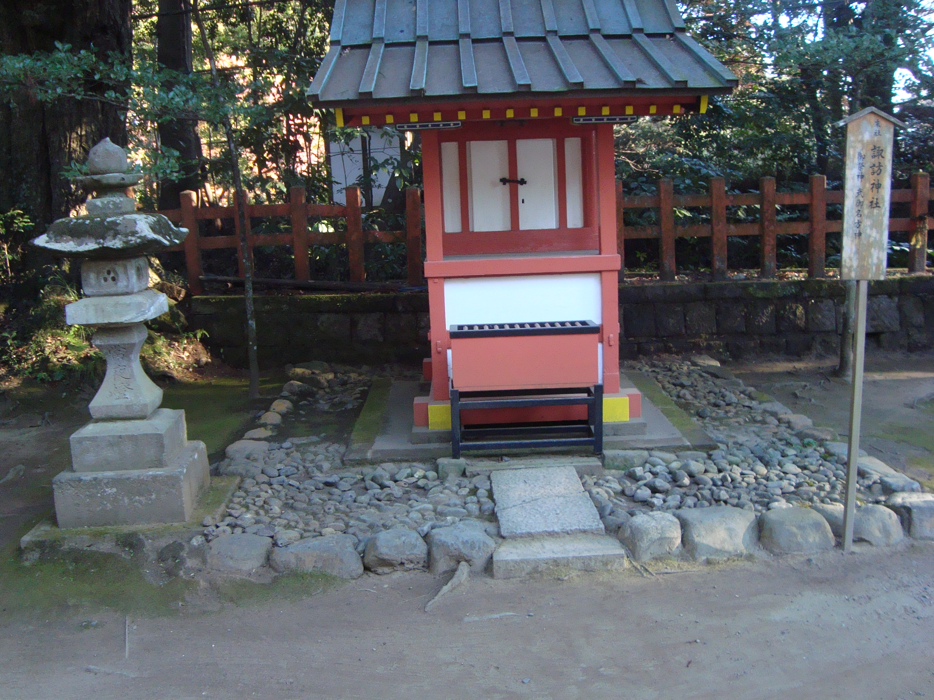 諏訪神社(香取神宮末社)の左にある三つ穴灯篭