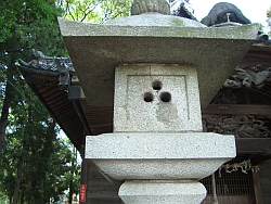 彦川戸香取神社の三つ穴灯篭