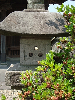 子之神社の三つ穴灯篭