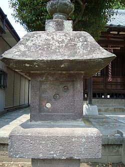 三郷市 上口香取神社の三つ穴灯篭 サイコロの三の目
