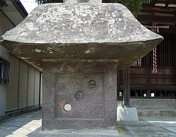 三郷市上口 香取神社の三つ穴灯篭