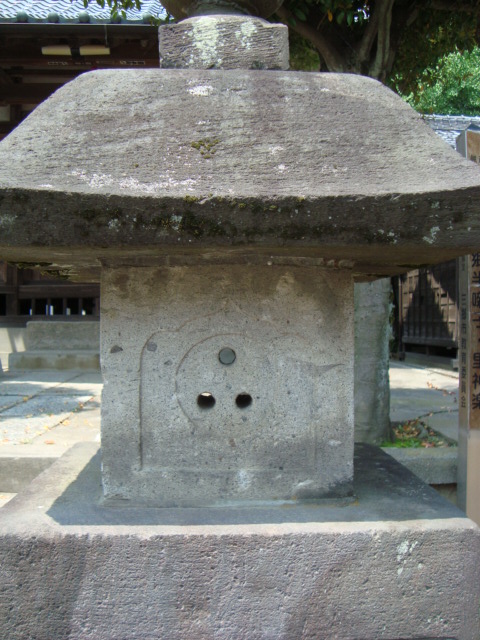 三郷市 上口香取神社の普通の三つ穴灯篭