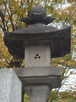 高城神社の三つ穴灯篭