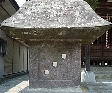 上口香取神社のサイコロ三つ穴灯篭