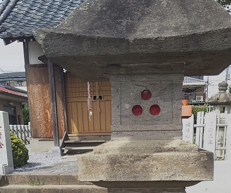 神明神社の紅色三つ穴灯篭