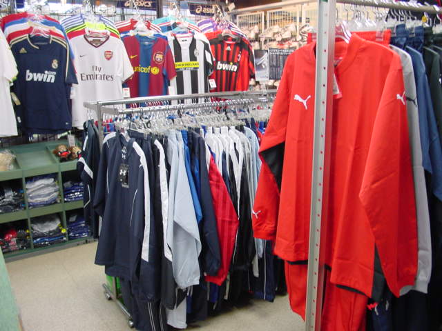 �v���V���b�v�Ƃ��āA���q�l�̔[���̂䂭�i�����B�Q�[���V���c�E�p���c�Ȃǂ̃E�F�A�A�V���[�Y�֌W�͂������̂��ƁA�i�V���i���`�[���֘A�̏��i�����X���ג��I